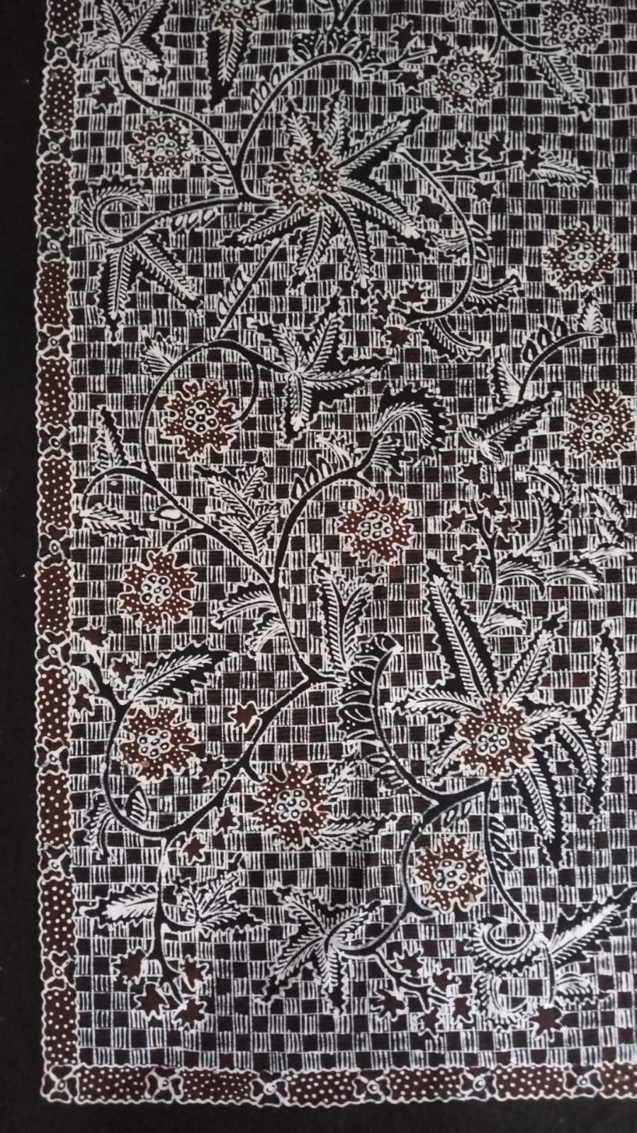 Motif batik tulis Gribig dinding coklat